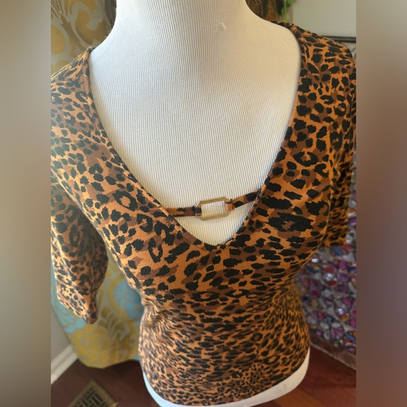 Theee quarter size small Guess Top - Picture 3 of 4